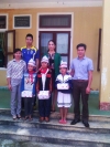 Chi đoàn Viện kiểm sát nhân dân huyện Minh Hóa tặng quà cho các em học sinh có hoàn cảnh đặc biệt khó khăn