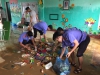 Tuổi trẻ Viện kiểm sát nhân dân huyện Quảng Ninh cùng người dân khắc phục hậu quả sau lũ lụt.