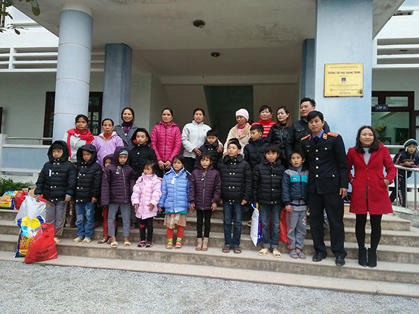 Chi đoàn Viện kiểm sát nhân dân thị xã Ba Đồn và Công ty Lộc An tổ chức tặng quà cho học sinh nghèo.